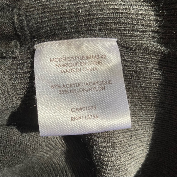 🌸5/$25🌸
Isaac Mizrahi Sweater with Belt - Picture 4 of 5